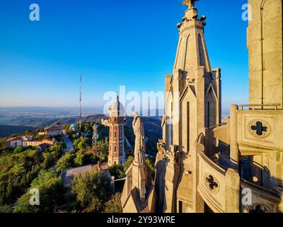 Skulptur am Tempel Expiatori del Sagrat Cor und Torre de les Aigues de Dos Rius, Tibidabo, Barcelona, Katalonien, Spanien, Europa Stockfoto