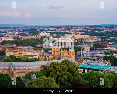 Blick auf das Rathaus und die Kathedrale Kirche der Heiligen und ungeteilten Dreifaltigkeit, Bristol, England, Großbritannien, Europa Stockfoto