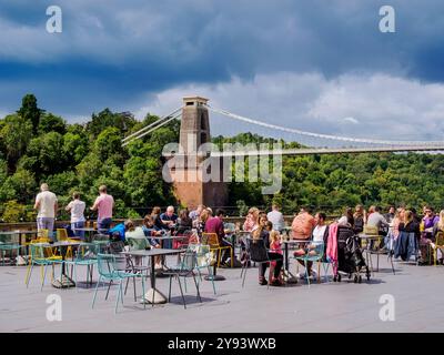 Leute essen im Freien in der Avon Gorge by Hotel du Vin, Clifton Suspension Bridge im Hintergrund, Bristol, England, Großbritannien, Europa Stockfoto