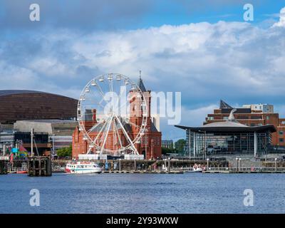 Blick in Richtung Ferris Wheel and Pierhead Building, Cardiff Bay, Cardiff, Wales, Großbritannien, Europa Stockfoto