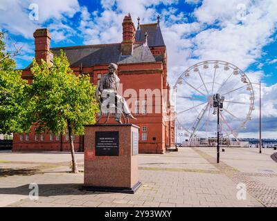 Ivor Novello Statue und Pierhead Building, Cardiff Bay, Cardiff, Wales, Vereinigtes Königreich, Europa Stockfoto