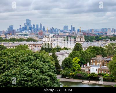 Blick über Greenwich Park in Richtung Old Royal Naval College, UNESCO-Weltkulturerbe, und Canary Wharf, Greenwich, London, England, Vereinigtes Königreich Stockfoto