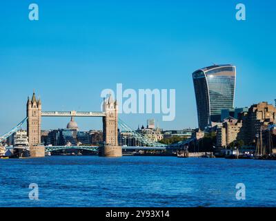 Blick über die Themse in Richtung Tower Bridge und Walkie-Talkie Building, London, England, Großbritannien, Europa Stockfoto