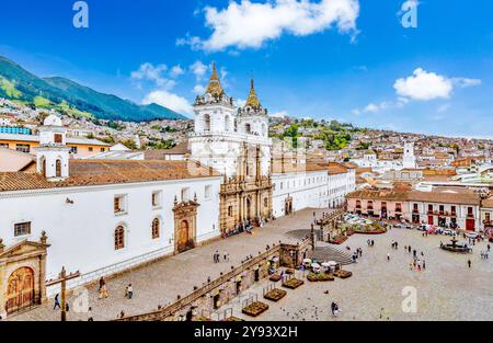 La Iglesia y Monasterio de San Francisco mit seinen Doppeltürmen blickt auf den San Francisco Square (Plaza de San Francisco), das historische Zentrum, UNESCO, Quito Stockfoto