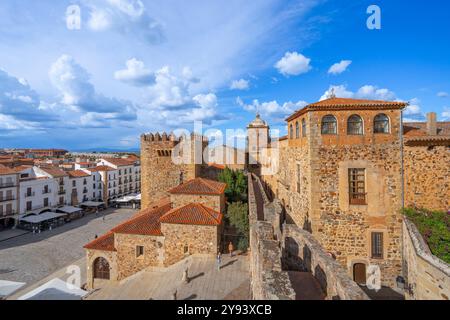 Plaza Mayor (Hauptplatz), Torre de Bujaco (Bujaco-Turm) Altstadt, UNESCO-Weltkulturerbe, Caceres, Extremadura, Spanien, Europa Stockfoto