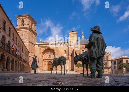 Skulptur von Don Quijote und Sancho Panza, Plaza Mayor, Hauptplatz, Villanueva de los Infantes, Ciudad Real, Castilla-La Mancha, Spanien, Europa Stockfoto