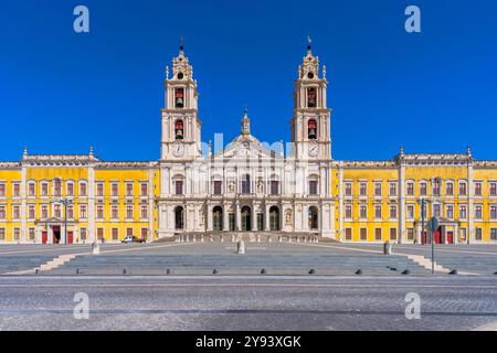 Hauptfassade des Königsgebäudes von Mafra, entworfen vom Architekten Joao Frederico Ludovice, Palast von Mafra, Mafra, Lissabon, Portugal, Europa Stockfoto