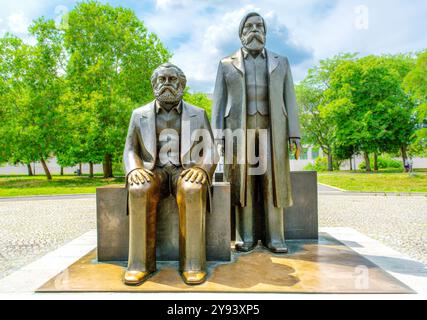 Bronzeskulptur von Ludwig Engelhardt von Marx links und Engels im Marx-Engels-Forum, einem Park der ehemaligen DDR-Behörden Stockfoto