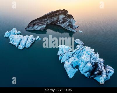 Luftaufnahme von der Drohne des Eisbergs in der Jokusarloon Glacier Lagoon während eines Sommertages, Island, Polarregionen Stockfoto