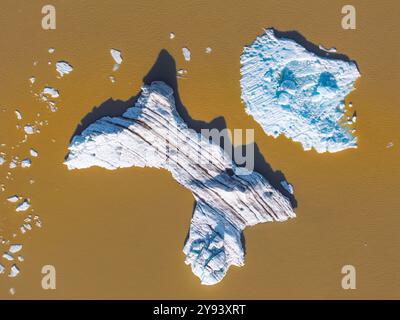 Luftaufnahme von der Drohne des Eisbergs in der Fjallsjokull Glacier Lagoon an einem Sommertag, Island, Polarregionen Stockfoto