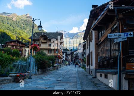 Hauptmarktstraße des ländlichen Alpendorfes mit traditioneller Architektur, Alagna Valsesia, UNESCO, Provinz Vercelli, Piemont, Italienische Alpen, Italien Stockfoto