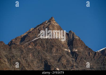 Nahaufnahme des zerklüfteten Gipfels der Dufourspitze, Monte Rosa, vor blauem Himmel, Naturpark Valsesia und das Hochtal Strona, Piemont, italienische Alpen Stockfoto
