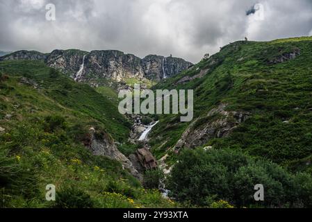 Der Naturpark Valsesia und die alpine Berglandschaft des Hochtales Strona in der Nähe von Alagna Valsesia, Piemont, italienische Alpen, Italien, Europa Stockfoto