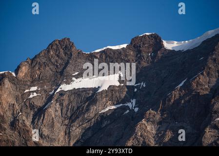 Nahaufnahme des zerklüfteten Gipfels der Dufourspitze, Monte Rosa, vor blauem Himmel, Naturpark Valsesia und das Hochtal Strona, Piemont, italienische Alpen Stockfoto