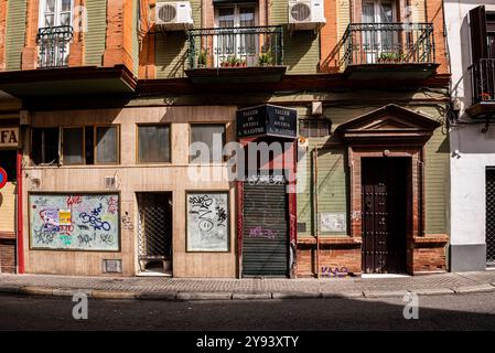 Typisch andalusische Fassaden von Wohnhäusern in den Straßen im Zentrum, Sevilla, Andalusien, Spanien, Europa Stockfoto