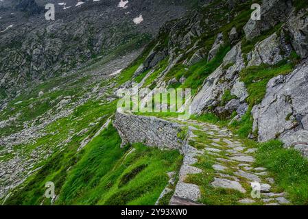 Schöner Wanderweg an steilen felsigen und grasbewachsenen Hängen in den italienischen Alpen, Colle del Turlo, Vercelli, Piemont, Italien, Europa Stockfoto