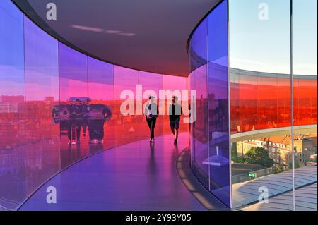 Ihr Rainbow Panorama, ein kreisförmiger Skywalk mit Fenstern in den Farben des Regenbogens auf der Spitze des ARoS Aarhus Kunstmuseums, Aarhus, Jütland, Dänemark Stockfoto