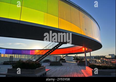 Ihr Rainbow Panorama, ein kreisförmiger Skywalk mit Fenstern in den Farben des Regenbogens auf der Spitze des ARoS Aarhus Kunstmuseums, Aarhus, Jütland, Dänemark Stockfoto