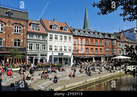 Cafés im Freien entlang des Flusses Aarhus im Zentrum von Aarhus, Halbinsel Jütland, Dänemark, Europa Stockfoto