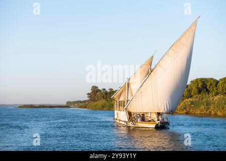 Dahabeah unter Segel, Passagierschiff der Lazuli-Flotte, segelte auf dem Nil bei Assuan, Ägypten, Nordafrika, Afrika Stockfoto