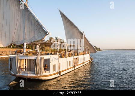 Dahabeah unter Segel, Passagierschiff der Lazuli-Flotte, segelte auf dem Nil bei Assuan, Ägypten, Nordafrika, Afrika Stockfoto