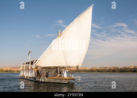 Dahabeah unter Segel, Passagierschiff der Lazuli-Flotte, segelte auf dem Nil bei Assuan, Ägypten, Nordafrika, Afrika Stockfoto