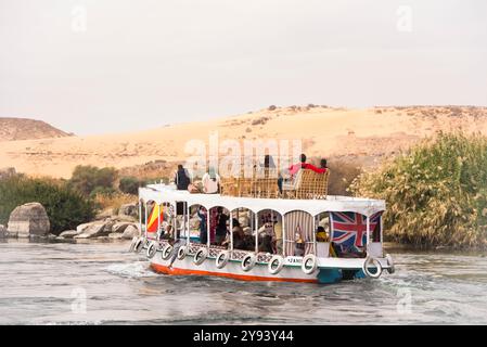 Kleines Kreuzfahrtschiff rund um die Elephantine Island auf dem Nil, Assuan, Ägypten, Nordafrika, Afrika Stockfoto