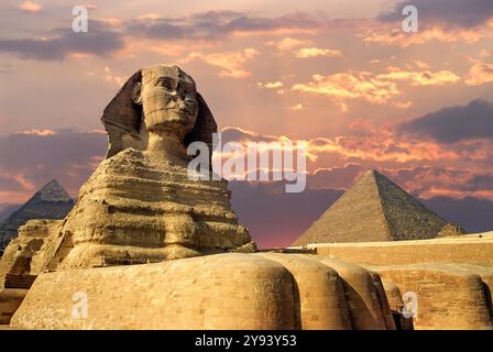 Große Sphinx und Pyramiden von Gizeh, UNESCO-Weltkulturerbe, Gizeh, Kairo, Ägypten, Nordafrika, Afrika Stockfoto