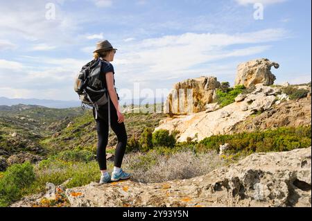 Frau, die einen bemerkenswerten Felsen namens Kamel, Pla de Tudela, Cap Creus, Costa Brava, Katalonien, Spanien, Europa Stockfoto