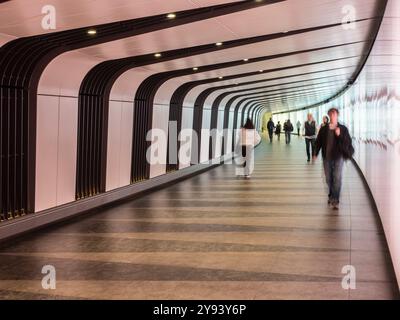 People in the Light Tunnel, Kings Cross, London, England, Vereinigtes Königreich, Europa Stockfoto