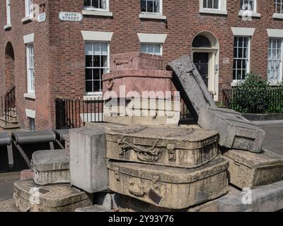 Eine Fallgeschichte von John King, eine Skulptur aus farbigen Betonkoffern, Hope Street, Liverpool, Merseyside, England, Vereinigtes Königreich, Europa Stockfoto