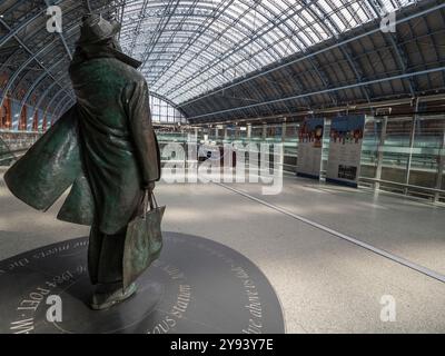 Skulptur von Sir John Betjeman im Bahnhof St. Pancras International, London, England, Großbritannien, Europa Stockfoto