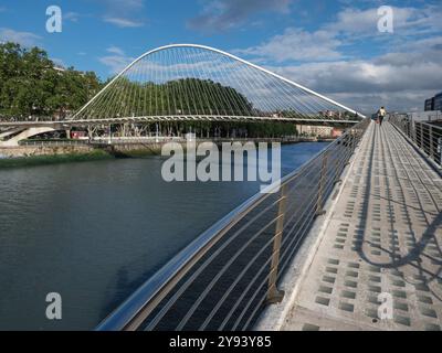 Fußgängerbrücke Zubizuri, entworfen von Santiago Calatrava, Fluss Nervion, Bilbao, Baskenland, Spanien, Europa Stockfoto