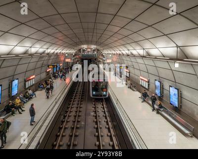 U-Bahn fährt zur Haltestelle Casco Viejo, U-Bahn Linie 2, entworfen von Norman Foster, Bilbao, Baskenland, Spanien, Europa Stockfoto