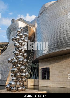 Tall Tree and the Eye, eine Skulptur von Anish Kapoor, vor dem Guggenheim Museum, Bilbao, Baskenland, Spanien, Europa Stockfoto