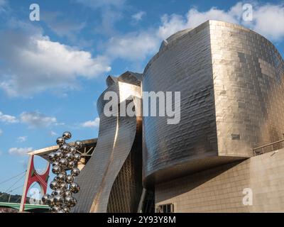 Tall Tree and the Eye, eine Skulptur von Anish Kapoor, vor dem Guggenheim Museum, mit roten Bögen im Hintergrund, Bilbao, Baskenland, Spanien Stockfoto