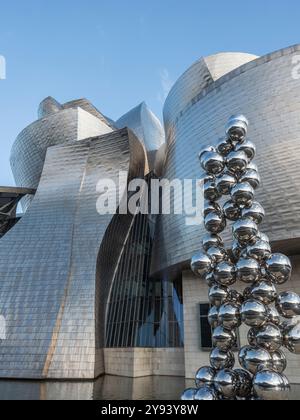 Tall Tree and the Eye, eine Skulptur von Anish Kapoor, vor dem Guggenheim Museum, Bilbao, Baskenland, Spanien, Europa Stockfoto