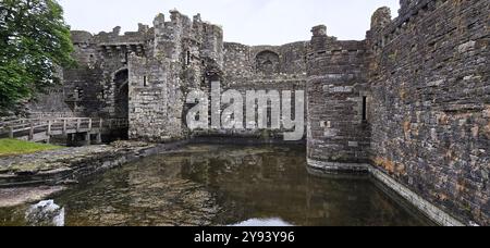 Panorama von Beaumaris Castle, UNESCO-Weltkulturerbe, Anglesey, Wales, Großbritannien, Europa Stockfoto