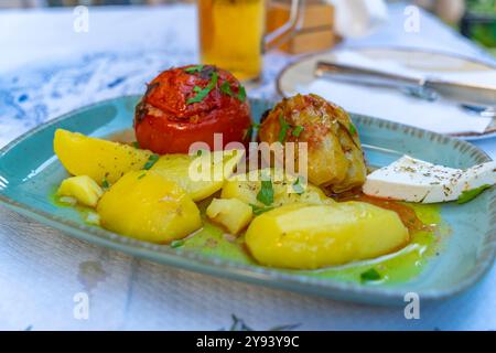 Blick auf gefüllte Paprika und Tomaten mit neuen Kartoffeln in Thassos Stadt, Thassos, Ägäis, griechische Inseln, Griechenland, Europa Stockfoto