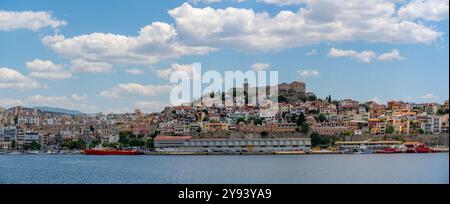 Blick auf Kavala von der Fähre, Dimos Kavalas, Ostmakedonien und Thrakien, Golf von Thasos, Golf von Kavala, Thrakische See, Griechenland, Europa Stockfoto