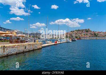 Blick auf die Festung Kavala und die Boote im Hafen, Kavala, Dimos Kavalas, Ostmakedonien und Thrakien, Golf von Thasos, Golf von Kavala, Griechenland, Europa Stockfoto