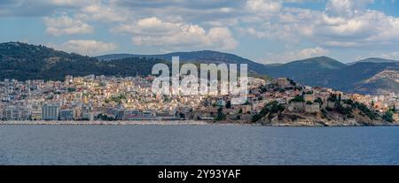 Blick auf Kavala von der Fähre, Dimos Kavalas, Ostmakedonien und Thrakien, Golf von Thasos, Golf von Kavala, Thrakische See, Griechenland, Europa Stockfoto