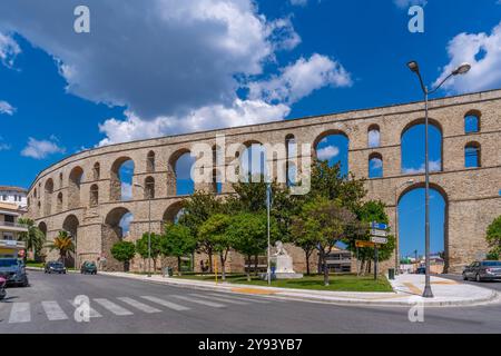 Blick auf das Aquädukt aus der osmanischen Ära, Dimos Kavalas, Ostmakedonien und Thrakien, den Golf von Thasos, den Golf von Kavala, das Thrakische Meer, Griechenland, Europa Stockfoto