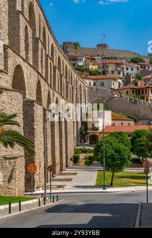 Blick auf das Aquädukt aus der osmanischen Ära und die Festung Kavala, Dimos Kavalas, Ostmakedonien und Thrakien, Golf von Thasos, Griechenland Stockfoto