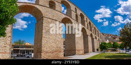 Blick auf das Aquädukt aus der osmanischen Ära, Dimos Kavalas, Ostmakedonien und Thrakien, den Golf von Thasos, den Golf von Kavala, das Thrakische Meer, Griechenland, Europa Stockfoto