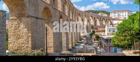 Blick auf das Aquädukt aus der osmanischen Ära, Dimos Kavalas, Ostmakedonien und Thrakien, den Golf von Thasos, den Golf von Kavala, das Thrakische Meer, Griechenland, Europa Stockfoto