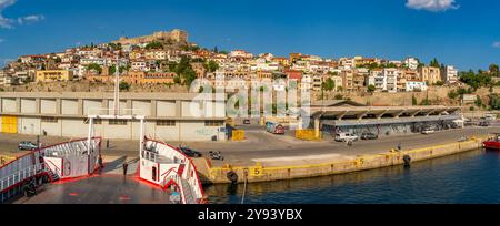 Blick auf die Festung Kavala von der Fähre, Kavala, Dimos Kavalas, Ostmakedonien und Thrakien, Golf von Thasos, Golf von Kavala, Griechenland, Europa Stockfoto