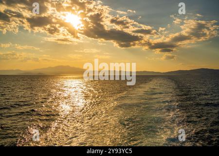 Blick auf das griechische Festland von der Fähre bei Sonnenuntergang, Kavala, Dimos Kavalas, Ostmakedonien und Thrakien, Golf von Thasos, Golf von Kavala, Griechenland, Europa Stockfoto