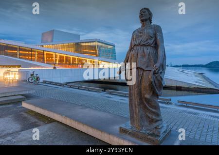 Blick auf die Kirsten Flagstad Statue und das Osloer Opernhaus, das sich am bewölkten Abend im Hafen spiegelt, Oslo, Norwegen, Skandinavien, Europa Stockfoto