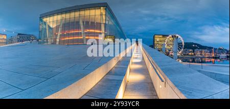 Blick auf die Oper Oslo und das Munch Museum in der Abenddämmerung, Oslo, Norwegen, Skandinavien, Europa Stockfoto